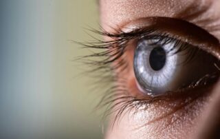 Foco no olho com pessoa olhando para frente