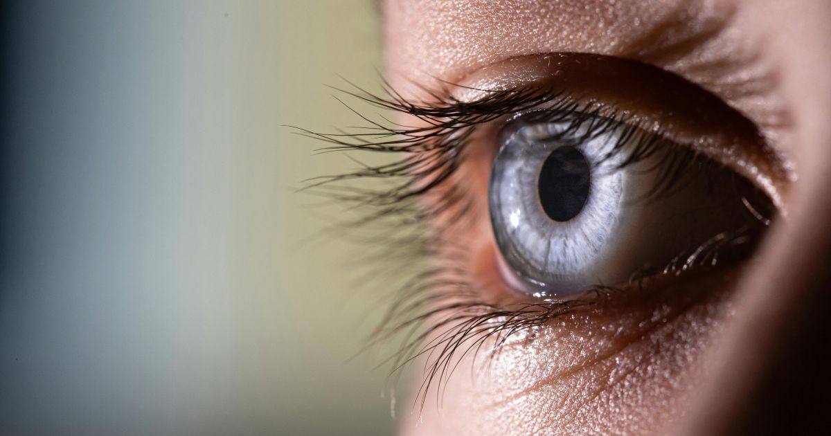 Foco no olho com pessoa olhando para frente