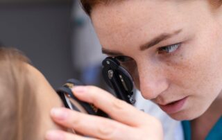 Paciente em exame oftalmológico para tratamento da DMRI