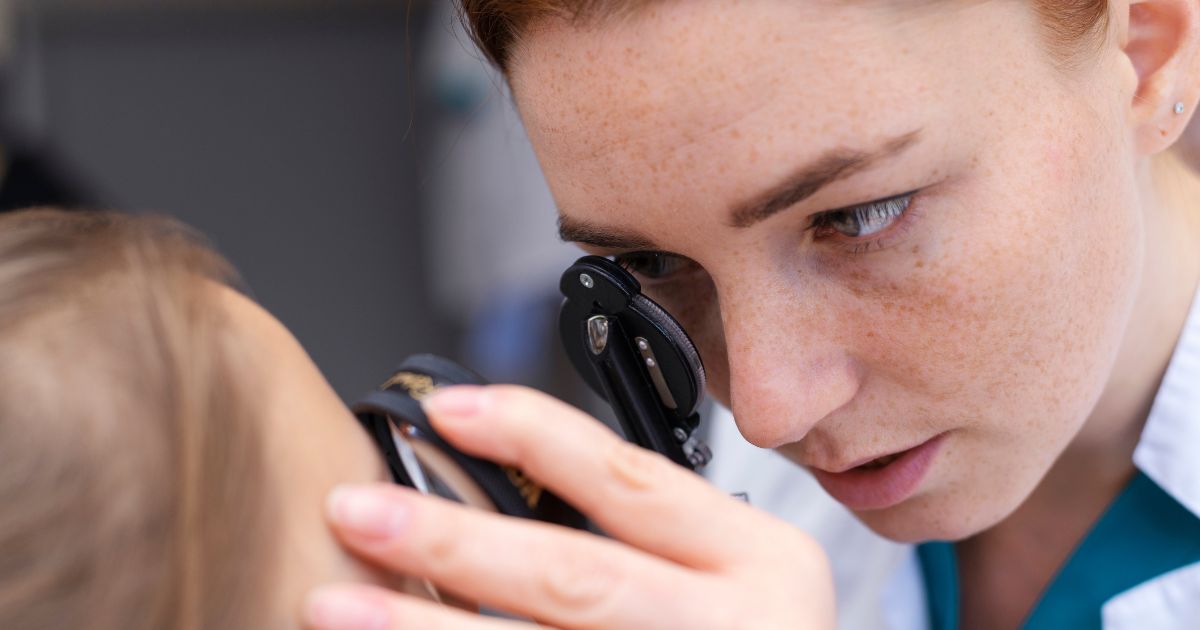 Paciente em exame oftalmológico para tratamento da DMRI