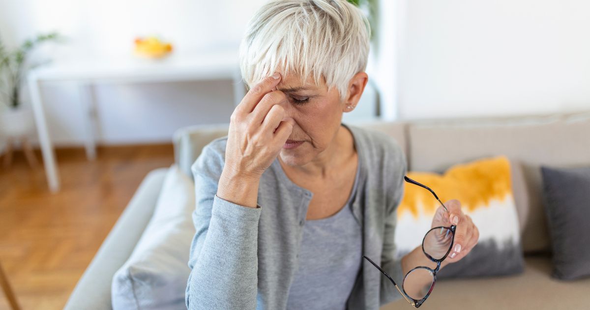 Pessoa idosa sofrendo com sintomas de DMRI
