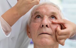 paciente em exame de retinopatia diabética
