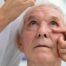 paciente em exame de retinopatia diabética