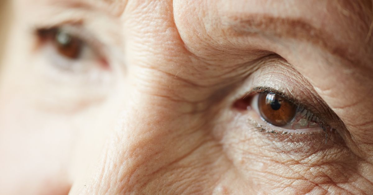 lentes trifocais olho de pessoa idosa de perto
